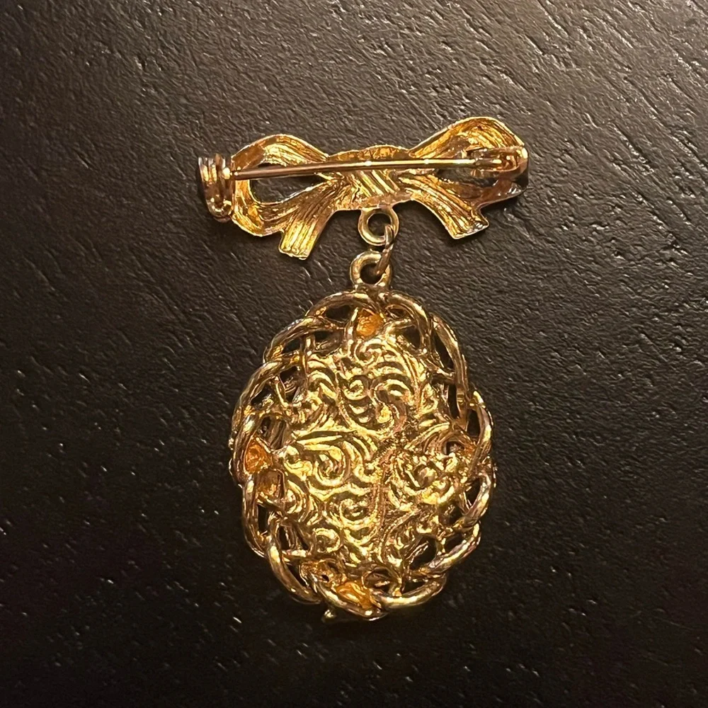Vintage 1928 Gold and Cream Floral Brooch